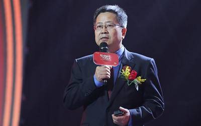 钟睒睒以659亿美元首度登顶福布斯中国内地富豪榜,山东郑淑良家族、姜滨上榜